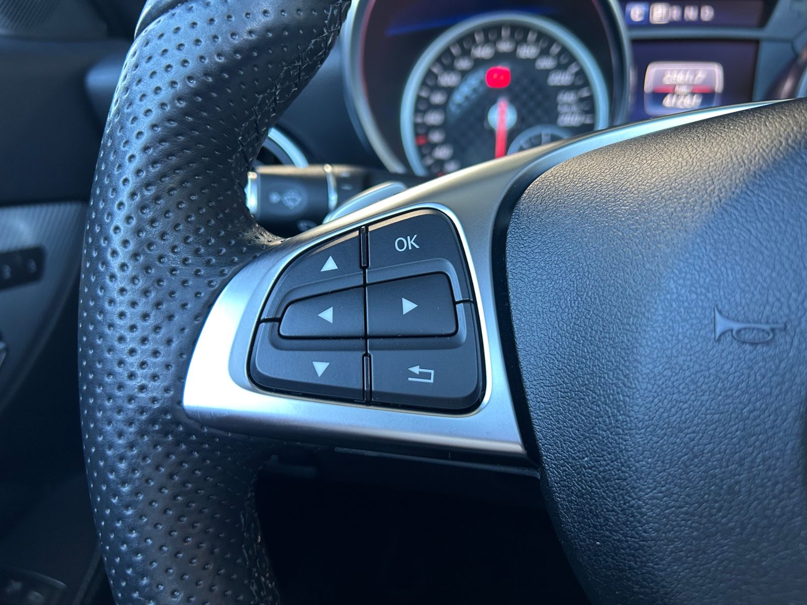 Fahrzeugabbildung Mercedes-Benz SLC 300 Roadster AMG Line KLIMA LED NAVI