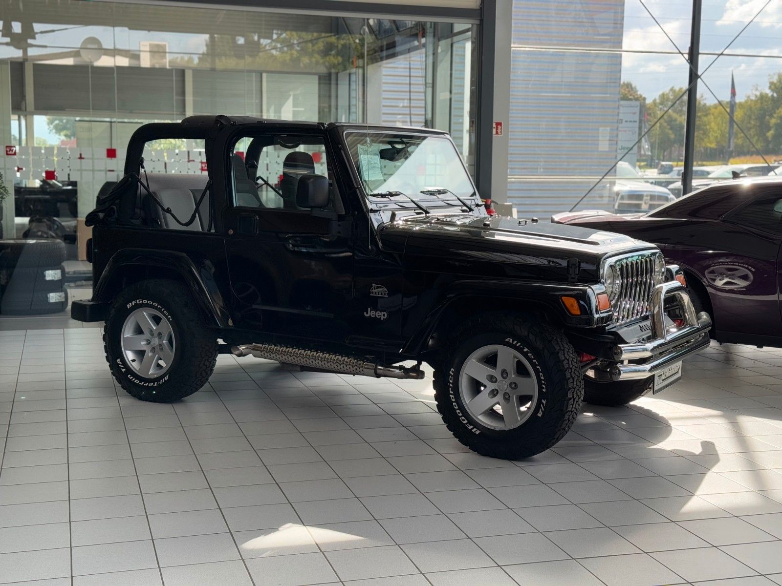 Fahrzeugabbildung Jeep Wrangler 4.0 Sport BFGoodrich T/A 265/70R16 TOP