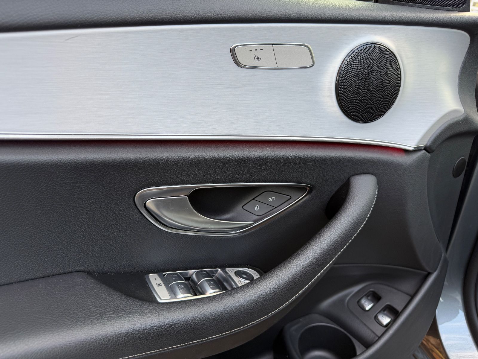 Fahrzeugabbildung Mercedes-Benz E 300e Avantgarde 4Matic*LED*KAMERA*TEILLEDER*