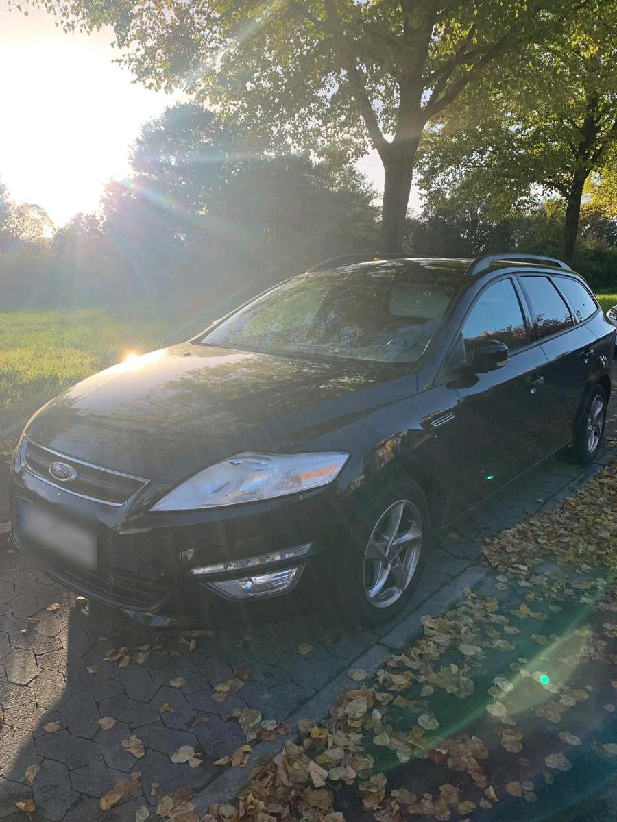 Ford Mondeo 2011 — rear view