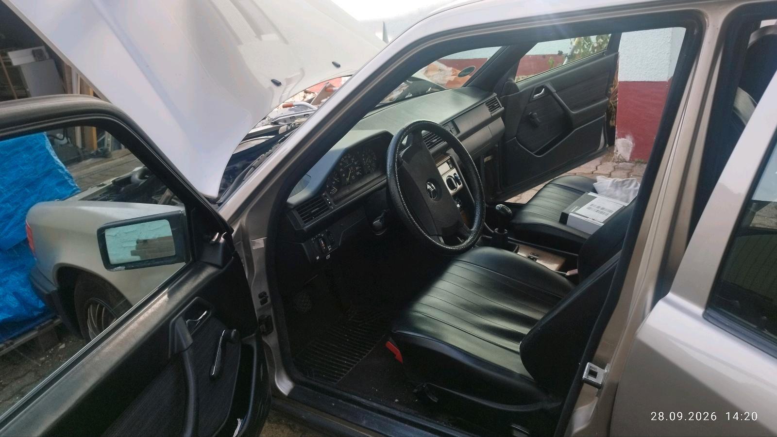 Mercedes-Benz E 230