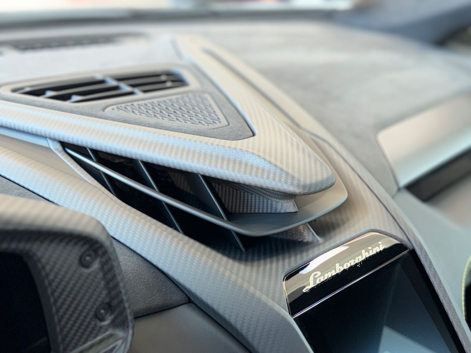 Revuelto V12 Full Carbon Lift Sonus