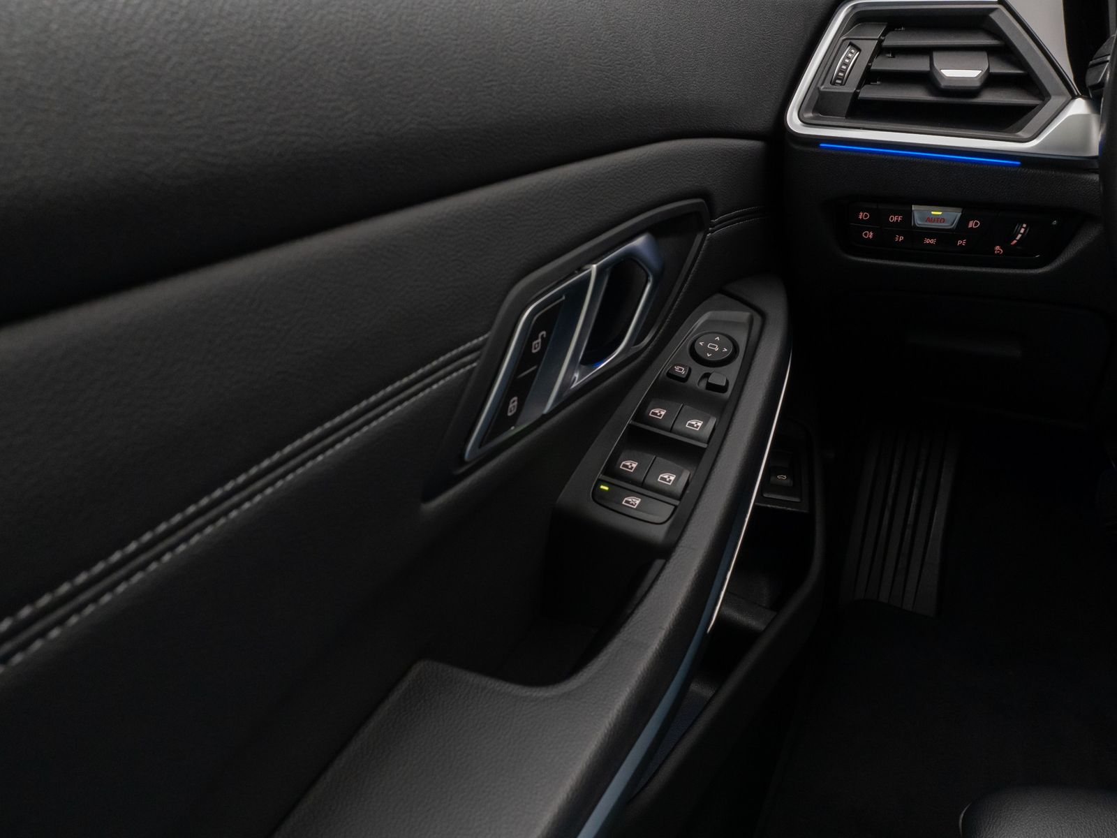 Fahrzeugabbildung BMW 320d xD Sport Line Panorama Laser Kamera HUD DAB