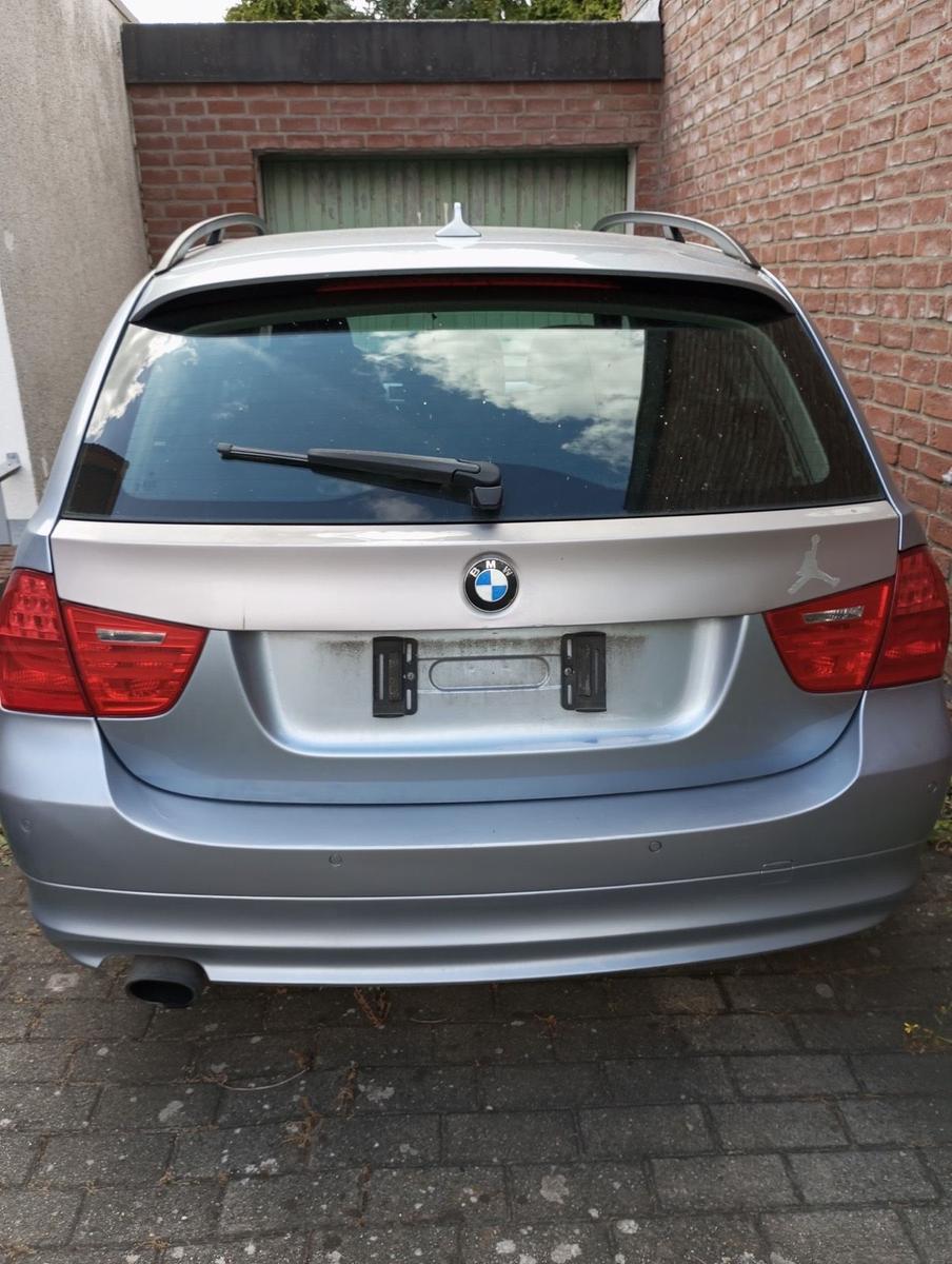 BMW 320 2009 — rear view