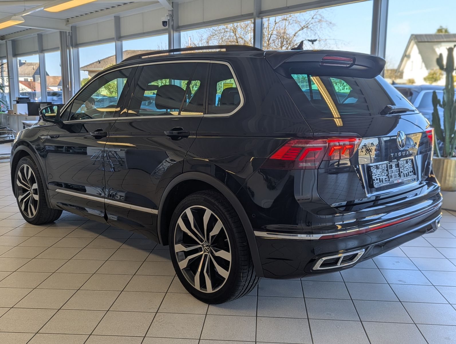 VW Tiguan 2.0 TDI DSG R-Line Matrix Pano HUD AHK 20 - Image 5