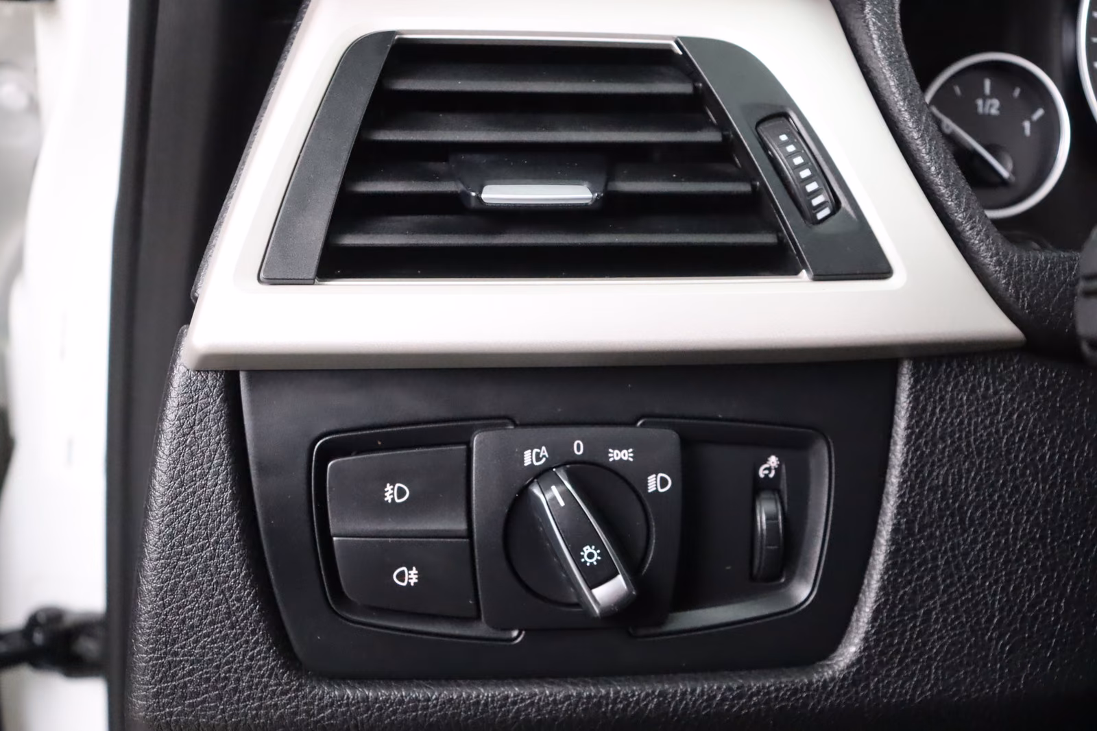BMW 320 i Touring xDrive * Bi- Xenon * Navi