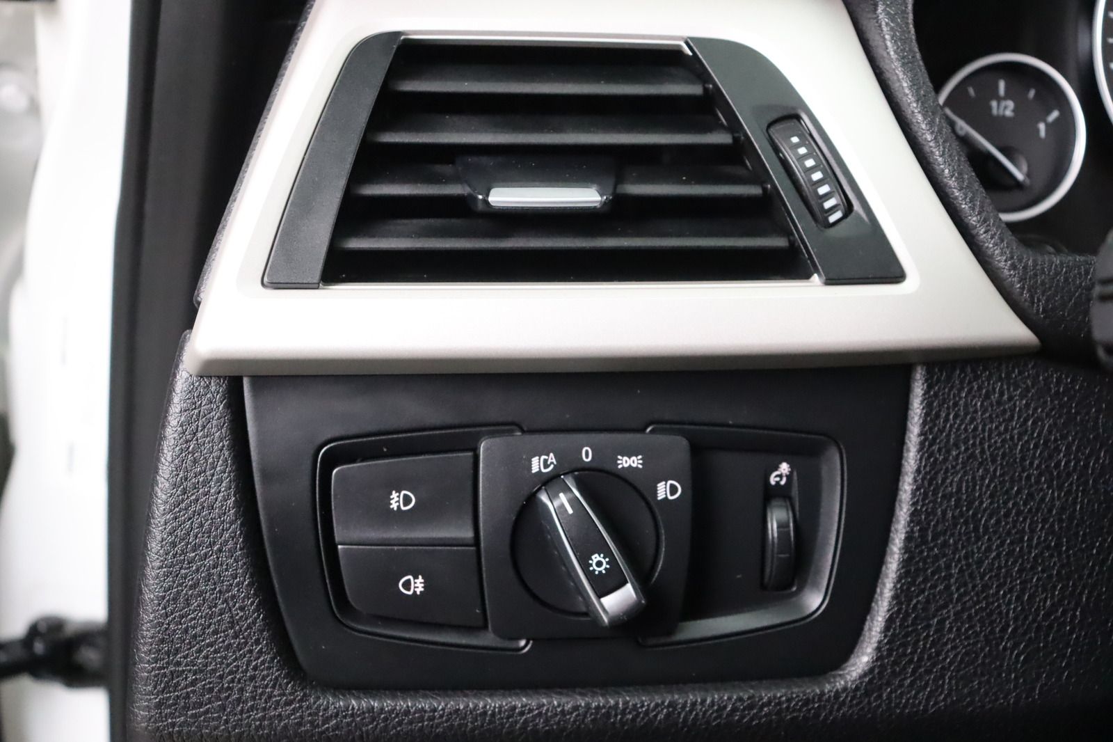 Fahrzeugabbildung BMW 320 i Touring xDrive * Bi- Xenon * Navi