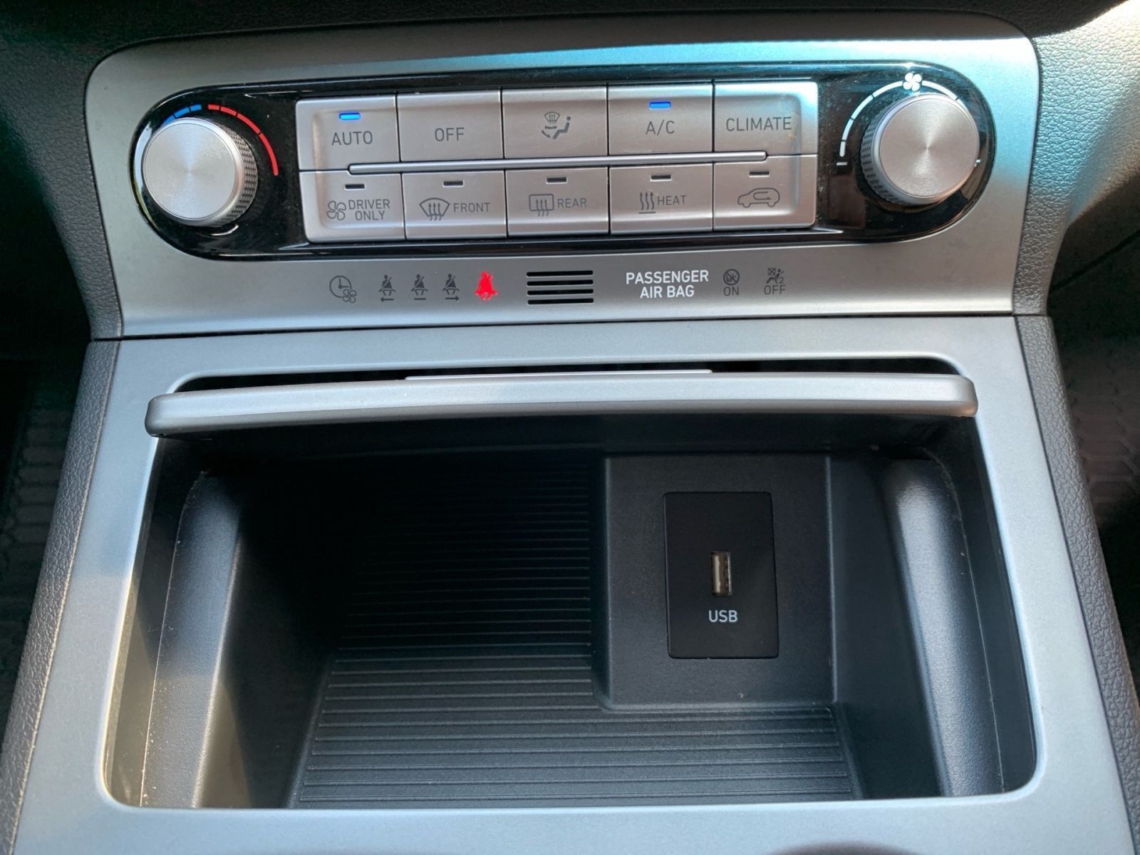 Fahrzeugabbildung Hyundai KONA Select Elektro 11 kW OBC Sitzheizung