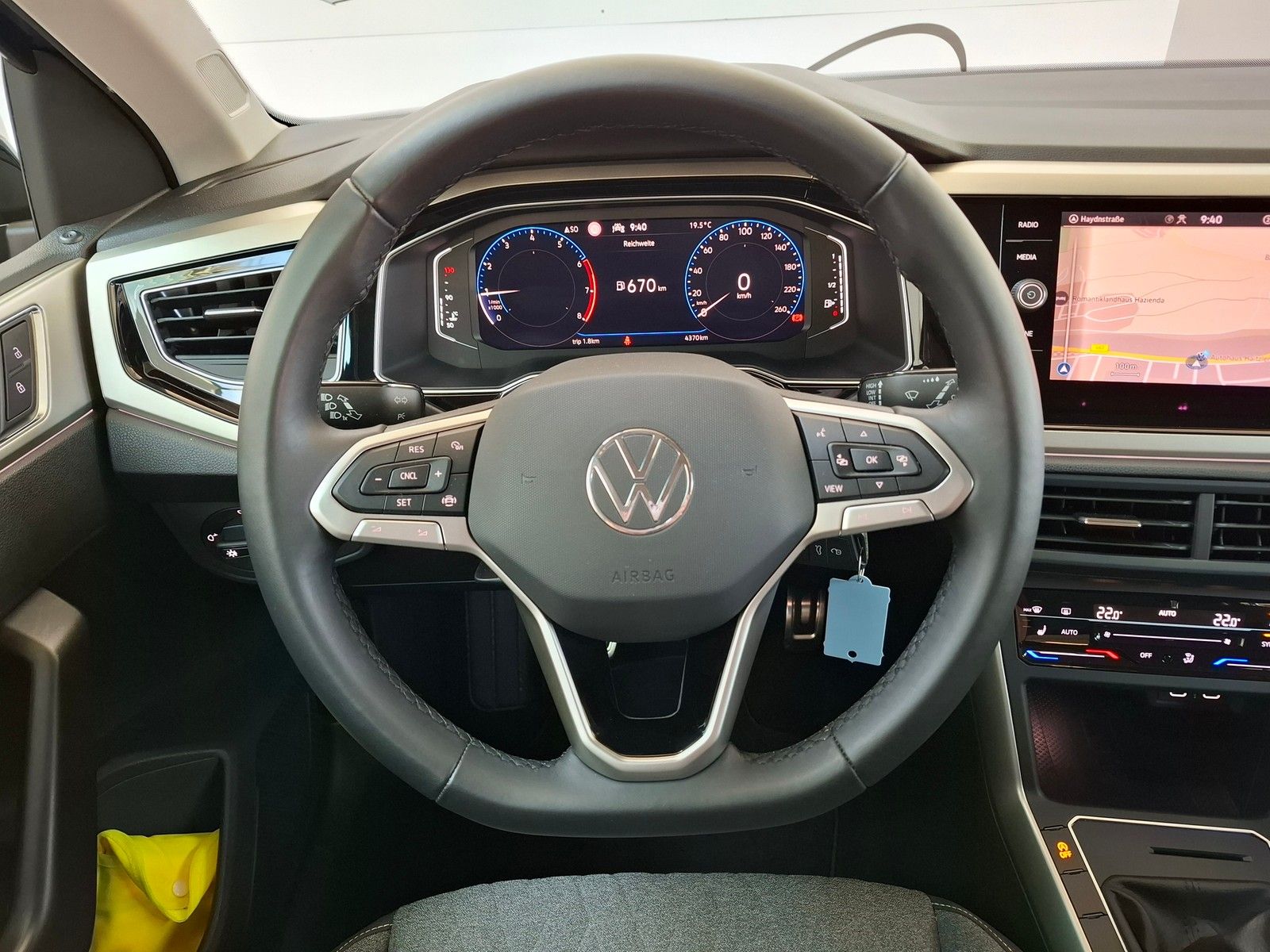 Fahrzeugabbildung Volkswagen Polo VI Move + Kamera+IQ.Light.+Navi+App Connect