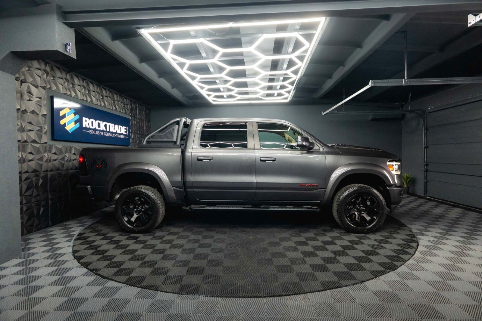 Fahrzeugabbildung Dodge RAM 5.7 V8 HEMI 4x4 OFFROAD NightPaket AXLE LOCK