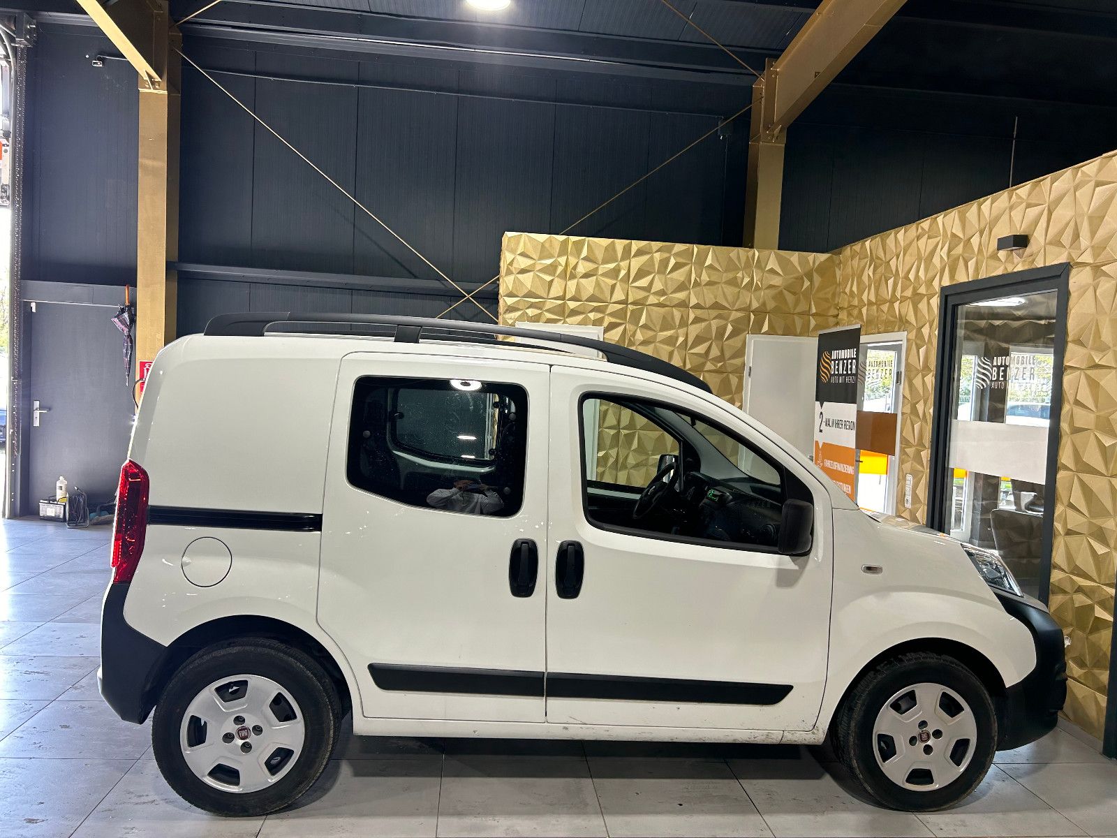 Fahrzeugabbildung Fiat Fiorino SX Kombi/RADIO/4-SITZ/SHZ/SCHIEBETÜR L+R