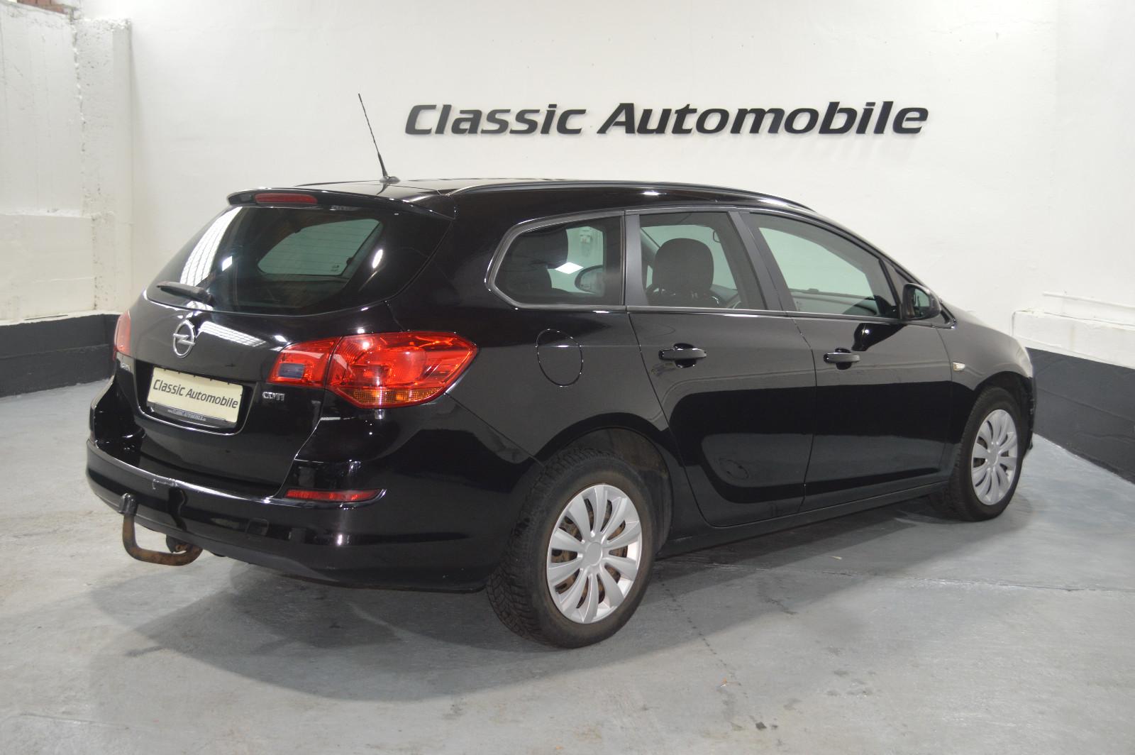 Opel Astra 2011 — rear view