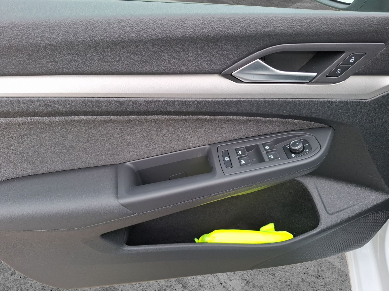 Fahrzeugabbildung Volkswagen Golf VIII TSI Life LED CarPlay AID ACC Park-Assi