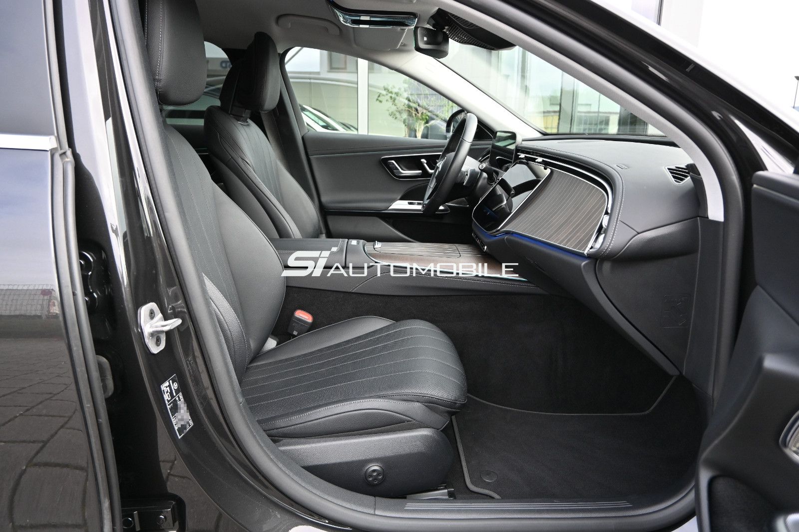 Fahrzeugabbildung Mercedes-Benz E 200 Lim. Exclusive Premium °ACC°AHK°BURMESTER°