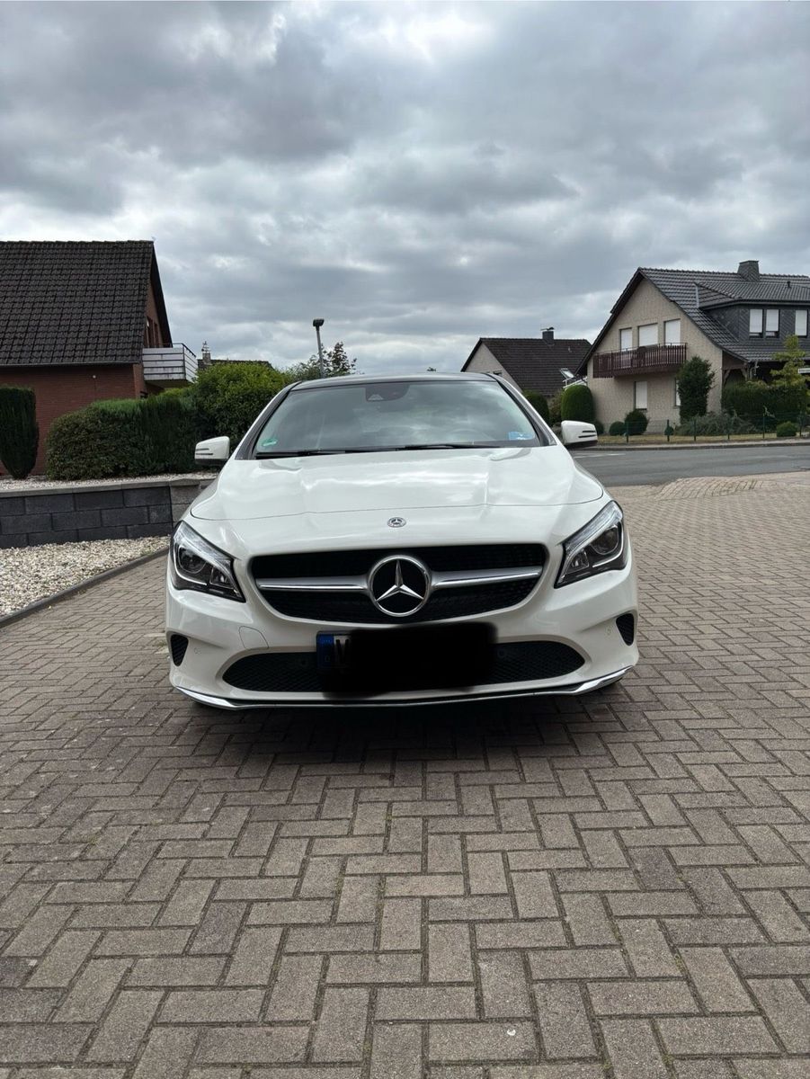 MERCEDES-BENZ Mercedes Benz Cla 180 (Panorama Dach)