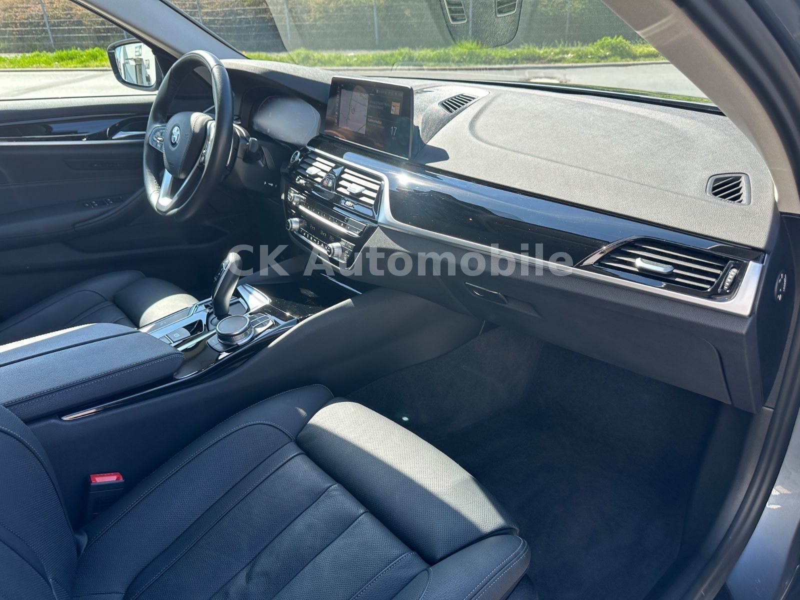 Fahrzeugabbildung BMW 530 i Lim. xDrive Sport Line/Navi/Leder/LED/Kam.