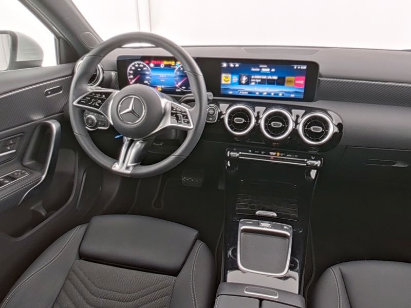 Fahrzeugabbildung Mercedes-Benz A 180 Progressive Kamera+WinterPak+SHZ+LED+MBUX
