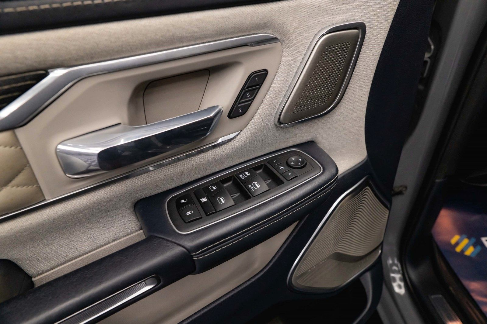 Fahrzeugabbildung Dodge RAM 5.7 V8 HEMI 4x4 LIMITED 10TH ANNIVERSARY ACC