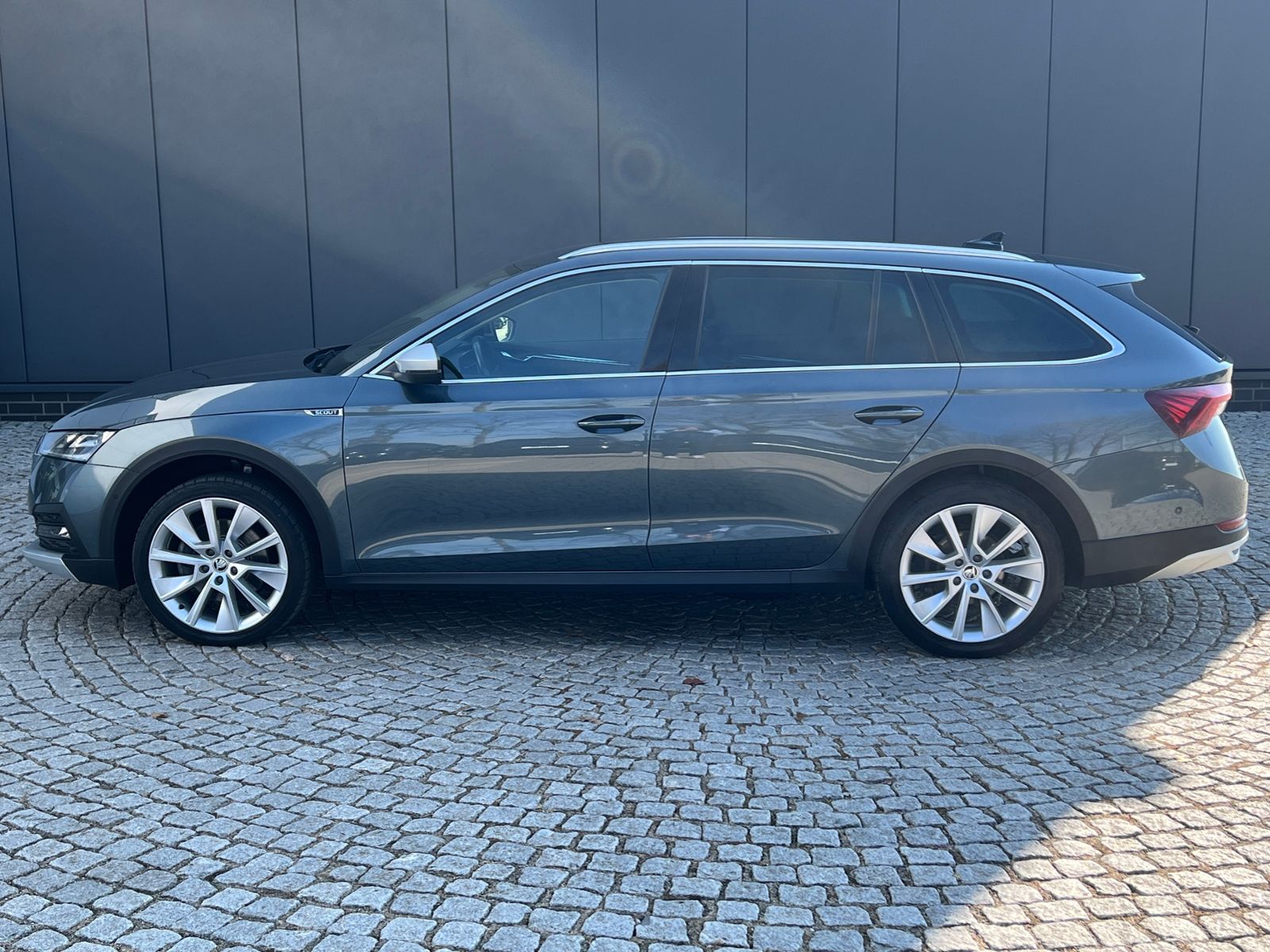 Fahrzeugabbildung SKODA Octavia Combi Scout 2.0 TDI DSG 4x4 *AHK, Navi,