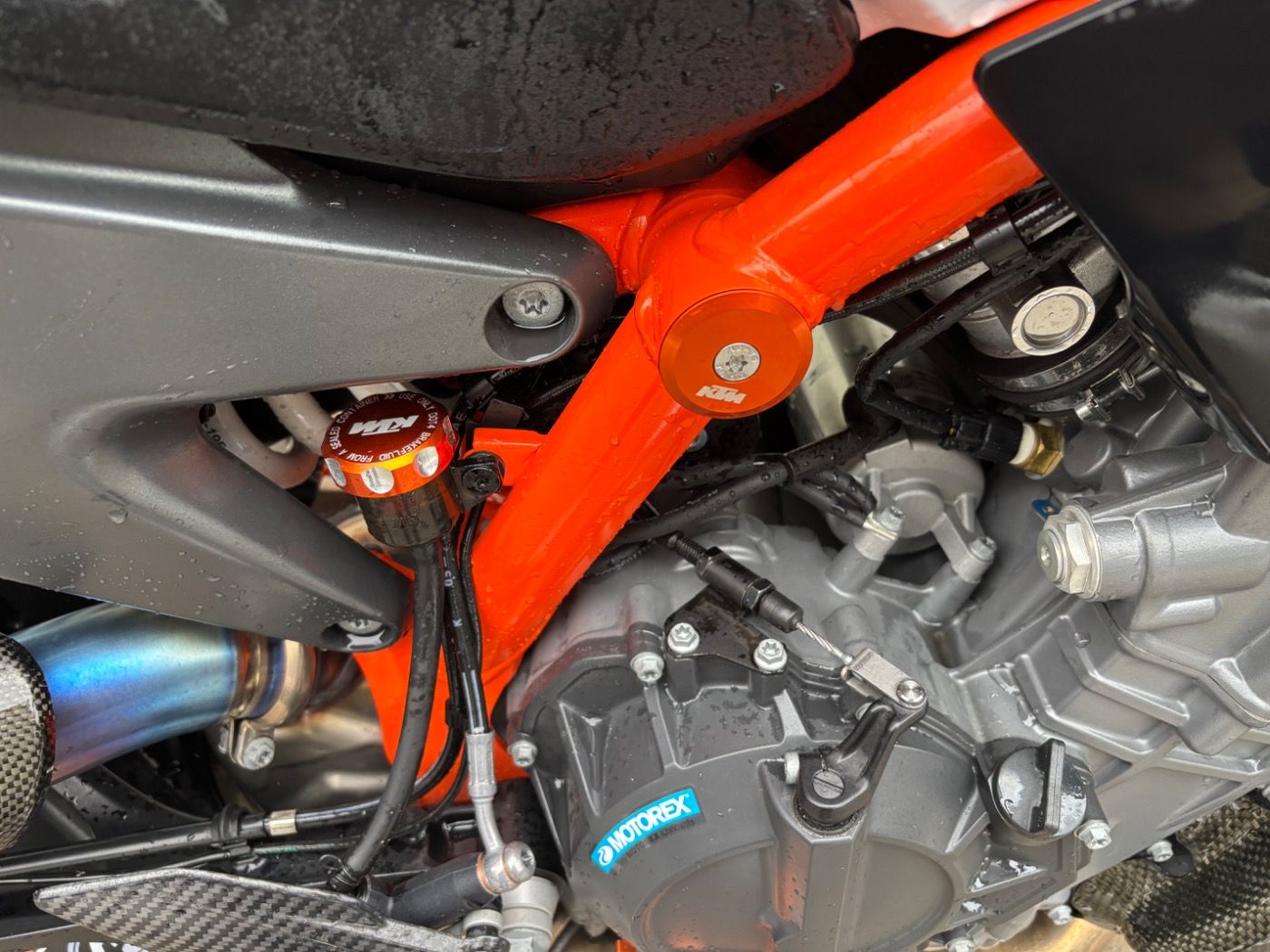Fahrzeugabbildung KTM 890 Duke R Akrapovic viel Zubehör