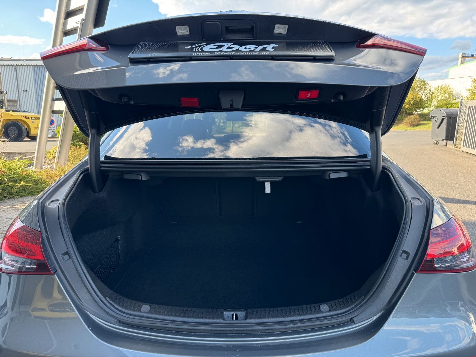 Fahrzeugabbildung Mercedes-Benz E 220d AMG+Pano+MultiBeam+Ambiente+TotW+360