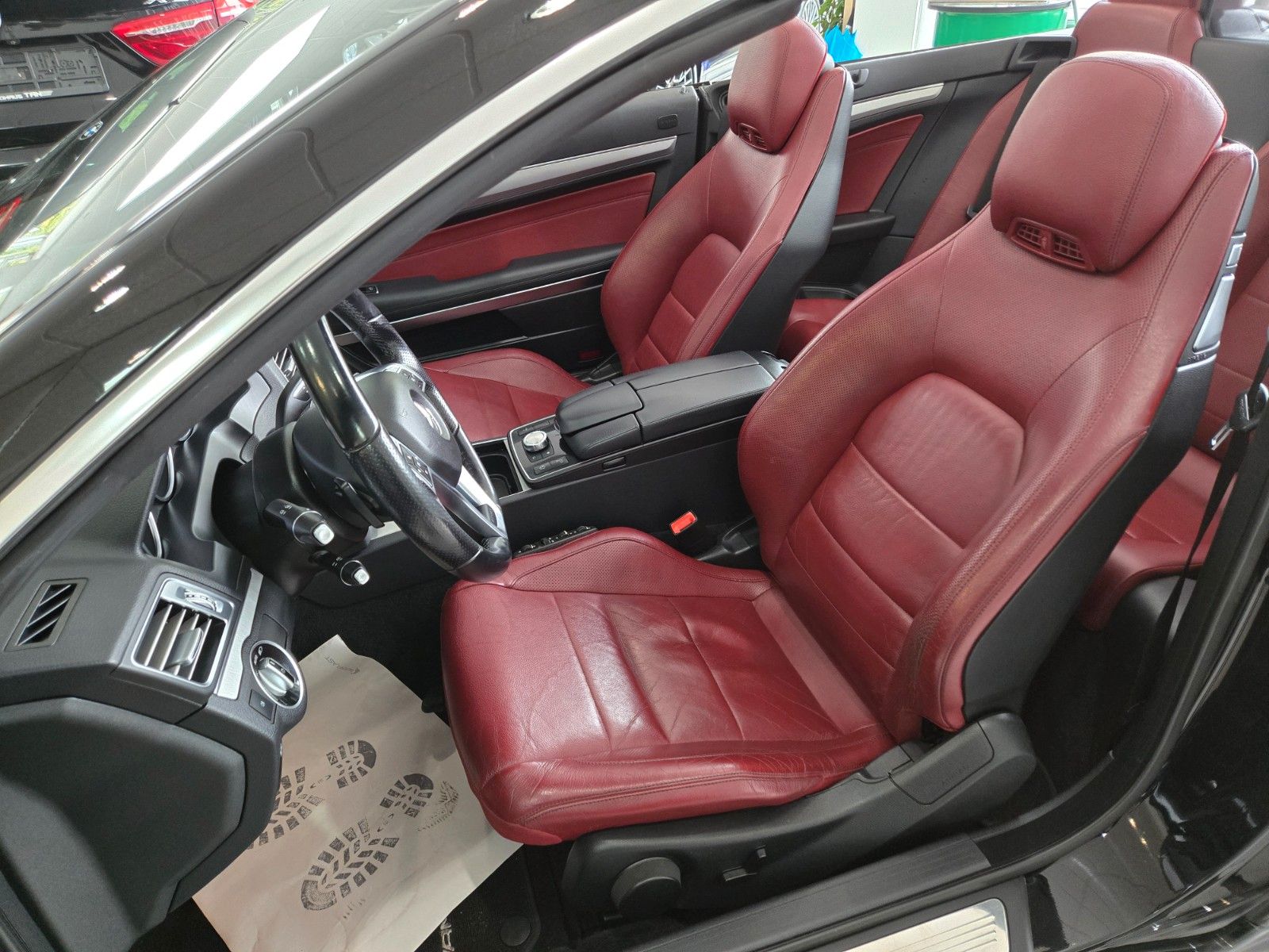 Fahrzeugabbildung Mercedes-Benz E 220 BlueEfficiency* AMG LINE * SCHWARZ / ROT *