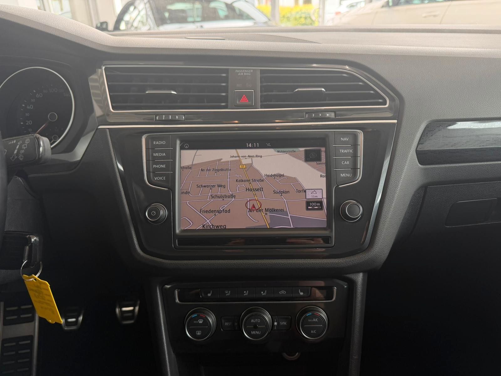 Fahrzeugabbildung Volkswagen Tiguan 2.0TDI Sound SITZHZG ACC NAVI AHK 8xALU