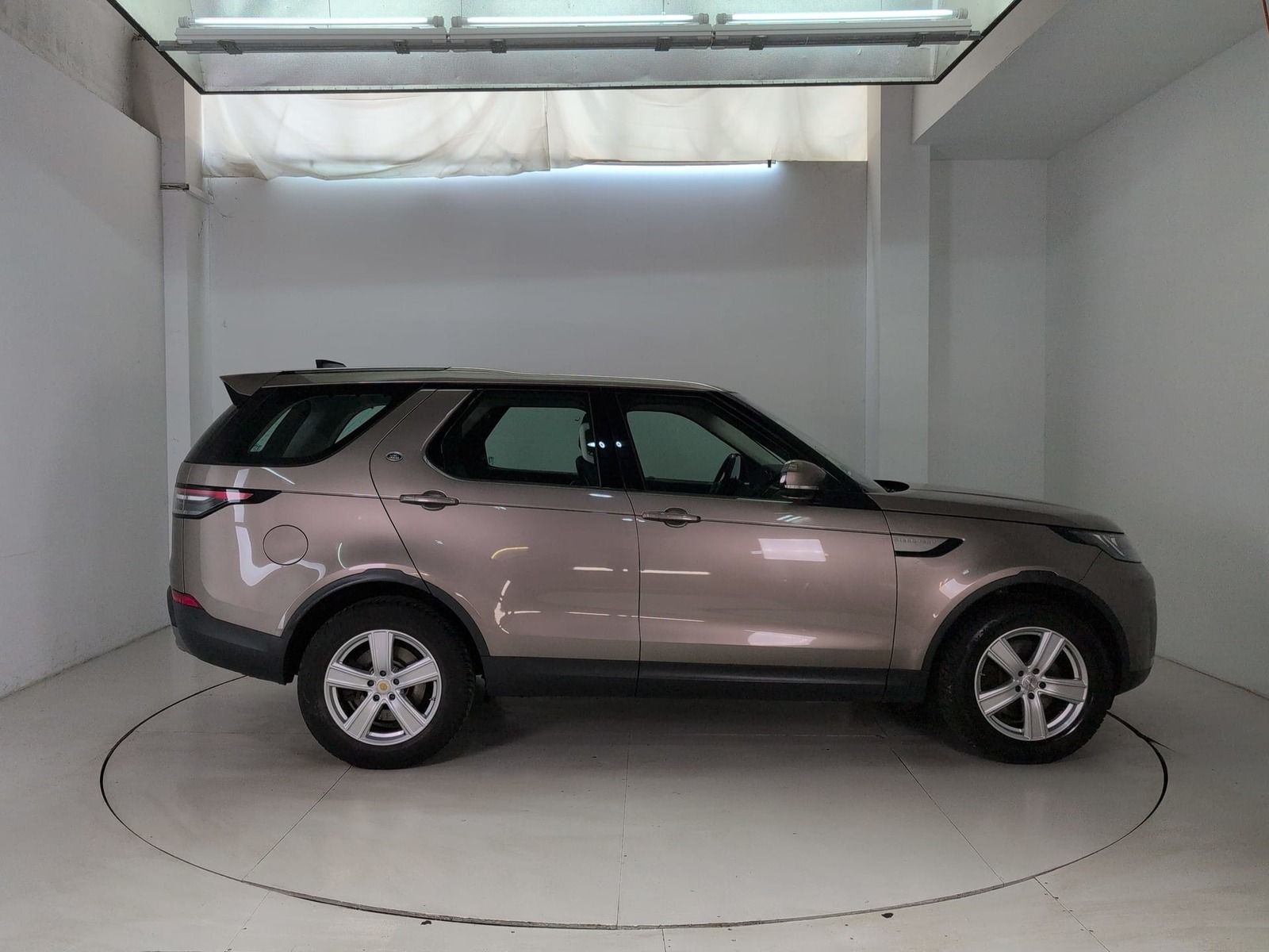 Fahrzeugabbildung Land Rover Discovery 5 2.0 TD4 SE * Leder * AHK * Navi*