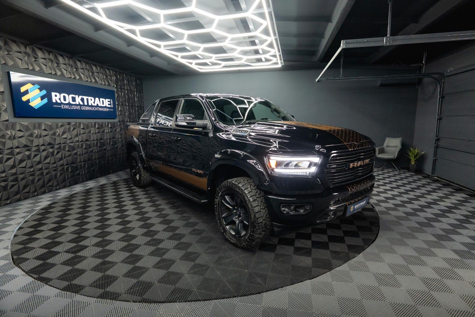 Fahrzeugabbildung Dodge RAM 5.7 V8 HEMI 4x4 Offroad Night-Edition LPG