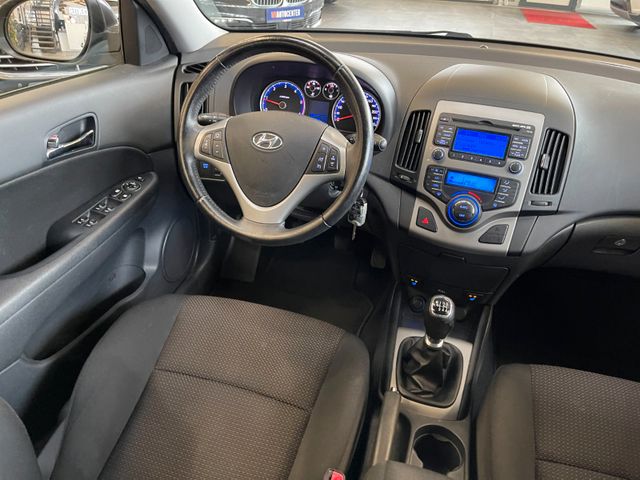 Hyundai i30 *TEMPOMAT*SZHZ*KLIMAAUTOMATIK*PDC*