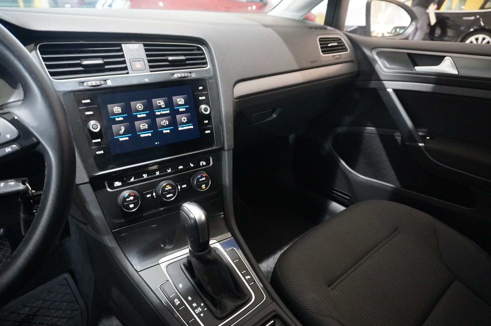 Fahrzeugabbildung Volkswagen Golf VII VARI. 1.5 TGI COMFORT. DSG NAVI/LED/ACC