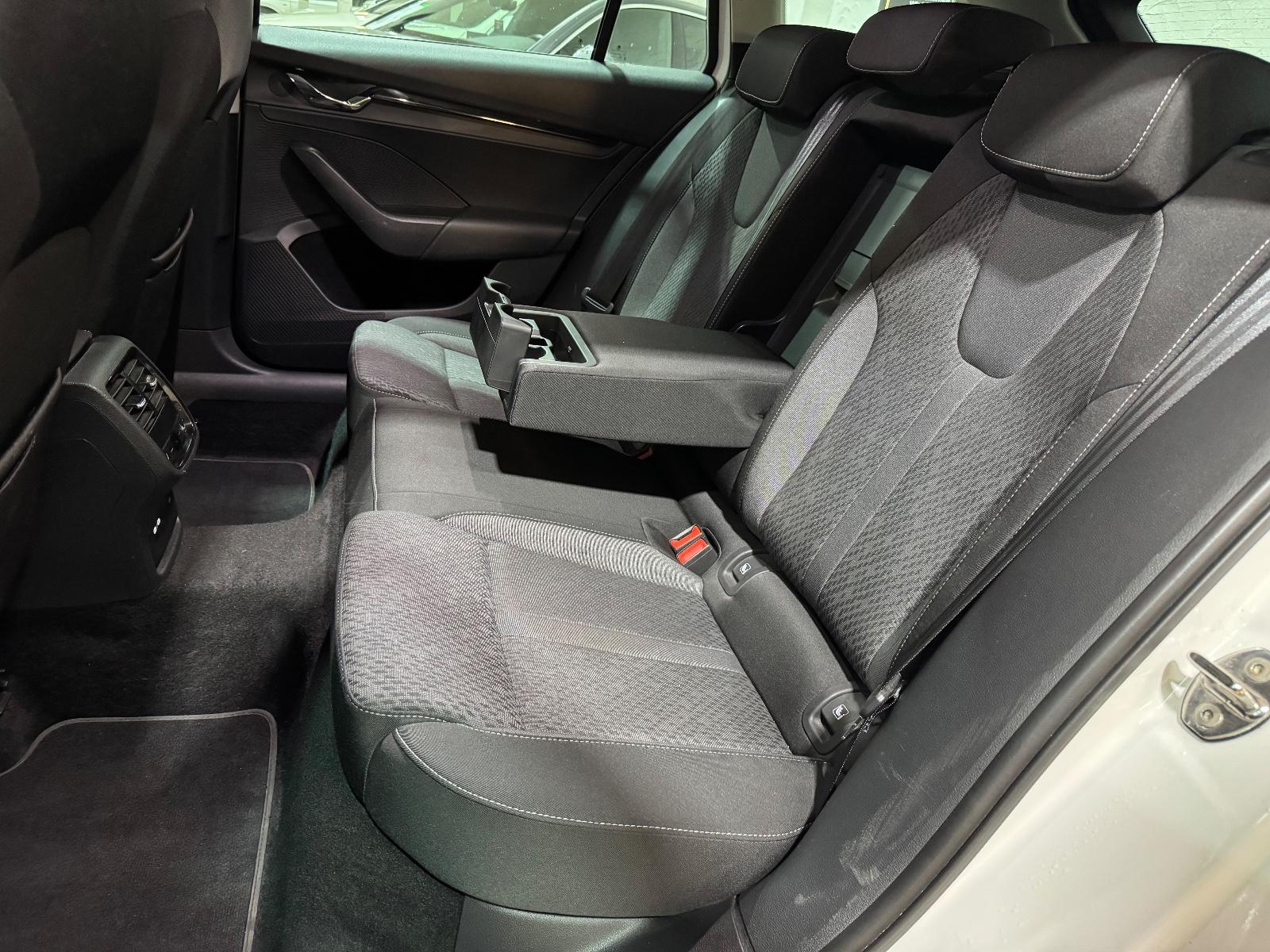Skoda OctaviaCombiClever 2.0TDI DSG/STHEIZ/AHK/MATRIX