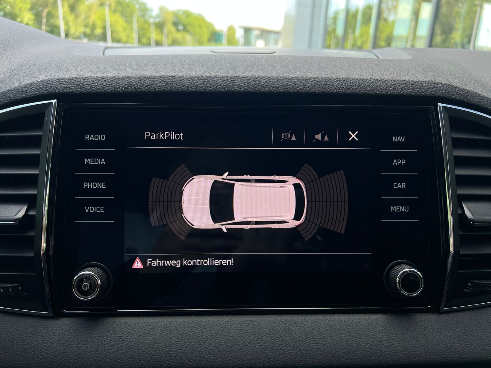 Fahrzeugabbildung SKODA Karoq Style 1.5 TSI ACT DSG *AHK,LED,Navi,18''-L