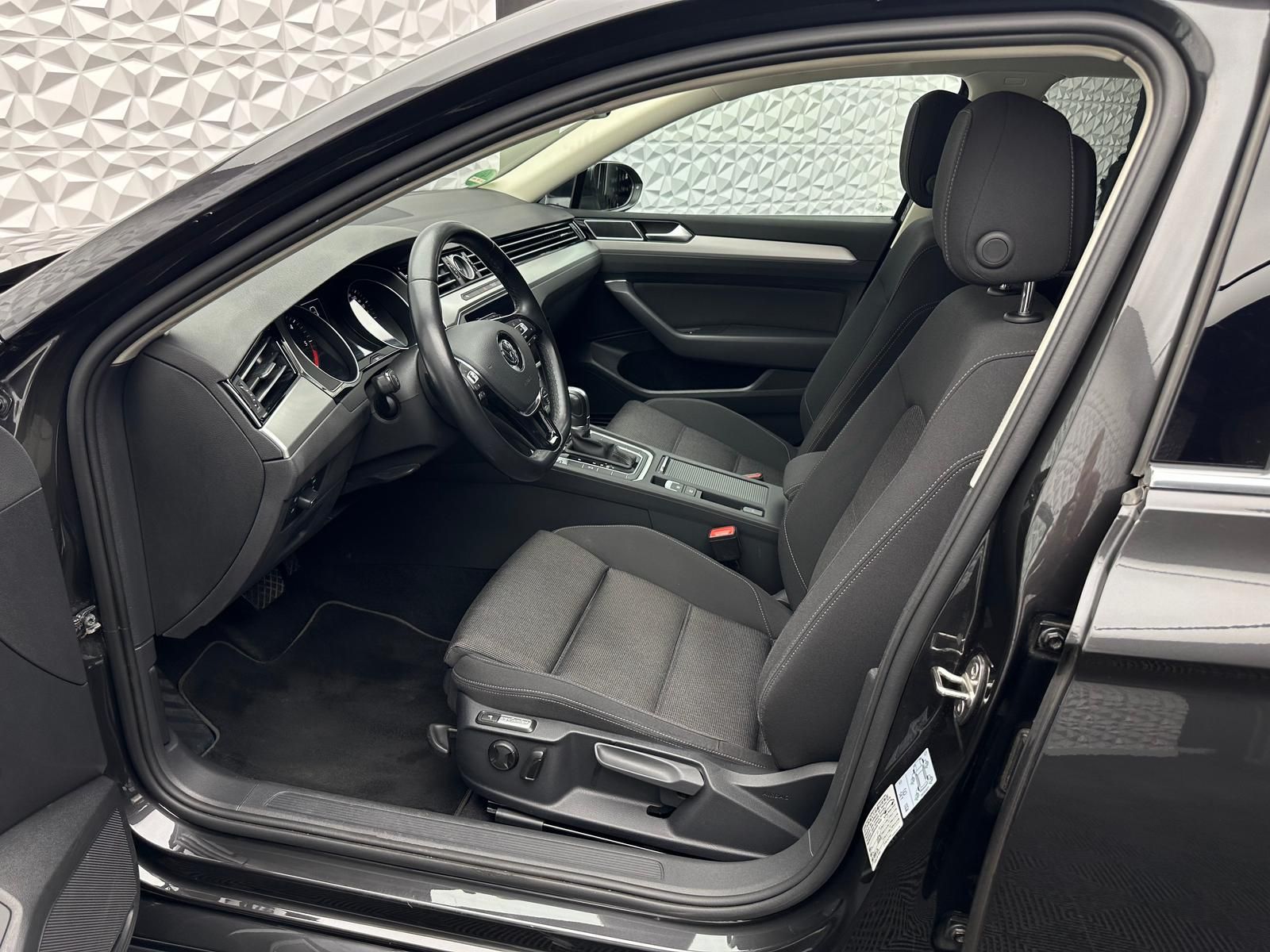 Fahrzeugabbildung Volkswagen PASSAT 2.0 TDI DSG/ACC/MASSAGE/DCC/LED/NAV/RCAM