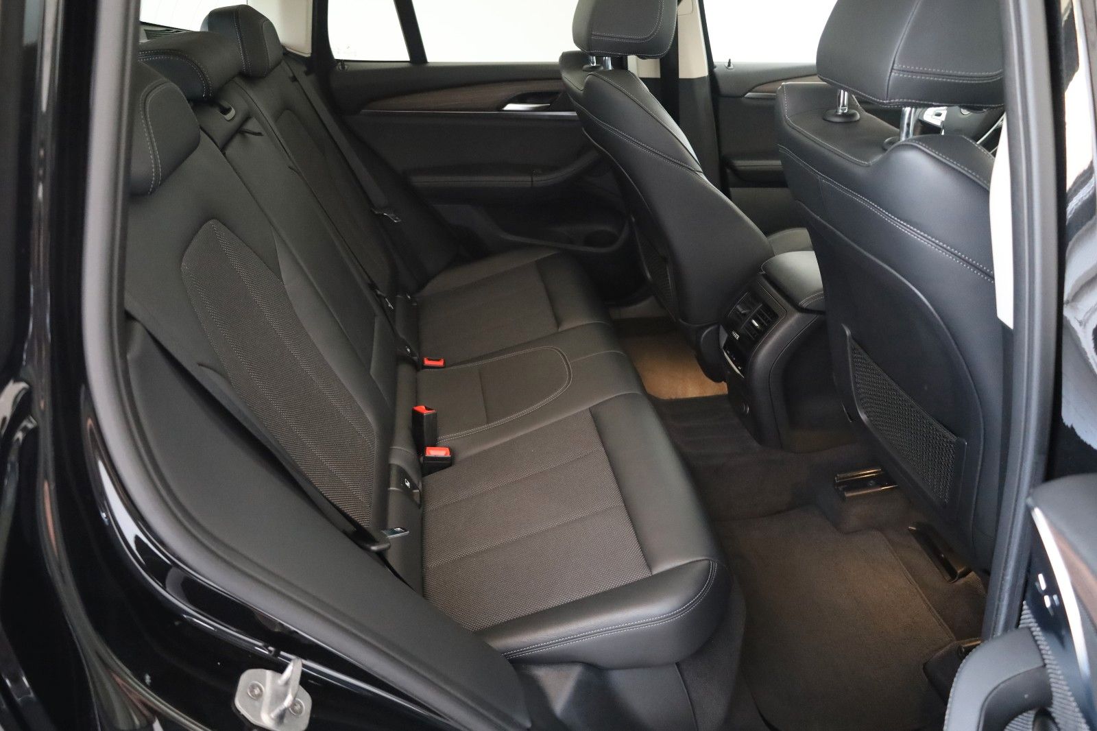 Fahrzeugabbildung BMW X3 xDrive 20d Advantage,Leder,Navi,HUD,PanoD,AHK