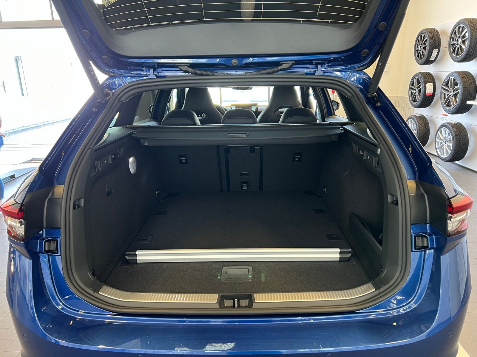 Fahrzeugabbildung SKODA Superb Combi Sportline 2.0 TDI DSG 4x4 *AHK, LED