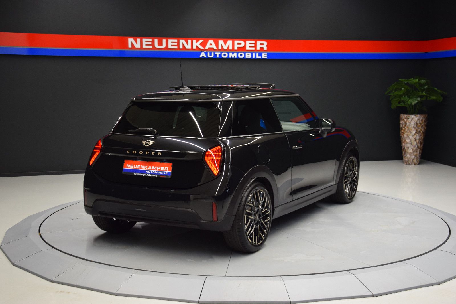 Fahrzeugabbildung MINI Cooper C Favoured Trim Paket-L Pano h/k HuD