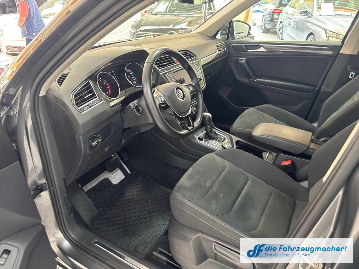 Fahrzeugabbildung Volkswagen Tiguan Highline R-LINE 4Motion 2.0 TSI DSG Sport