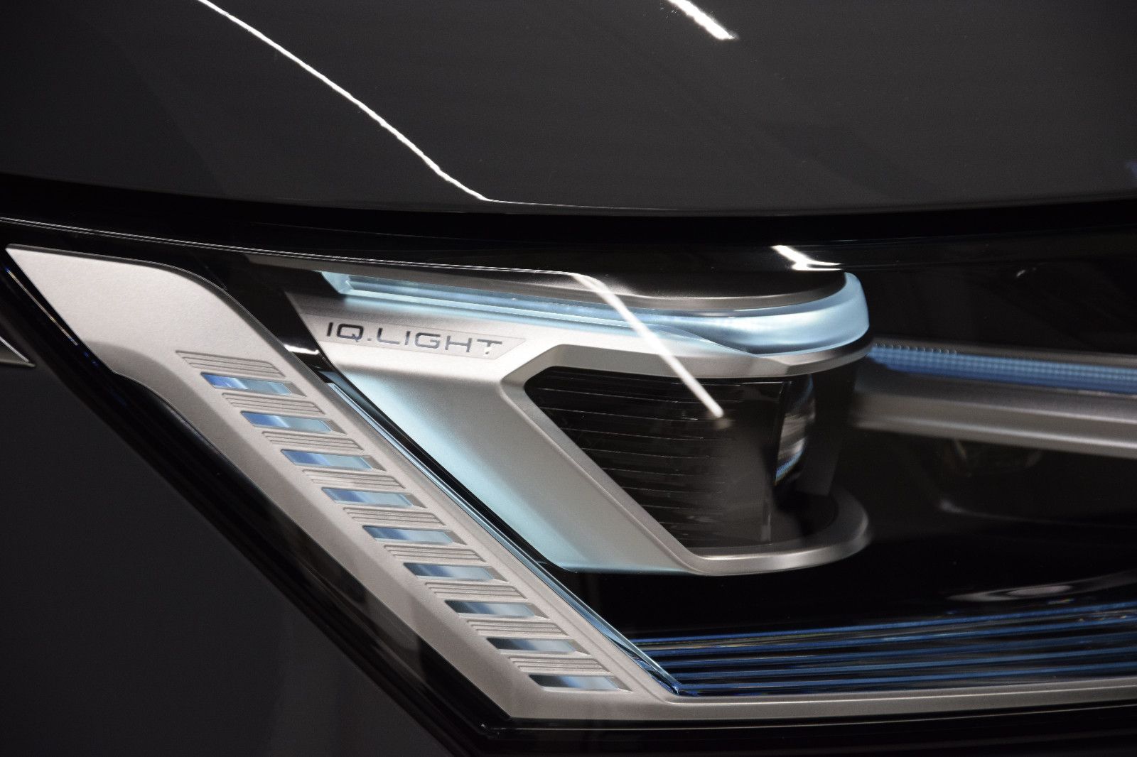 Fahrzeugabbildung Volkswagen T7 Multivan Style Pano ACC IQ AHK Stndhzg Alcant