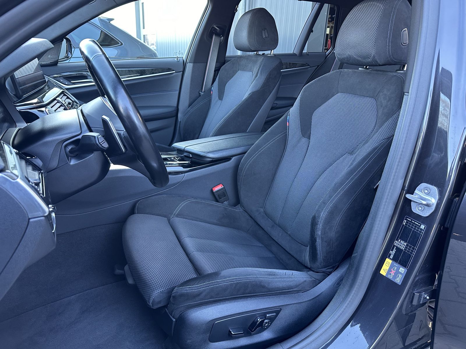 Fahrzeugabbildung BMW 530e Touring xDrive M-Sport NAV+LED+AHK+ACC+H&K