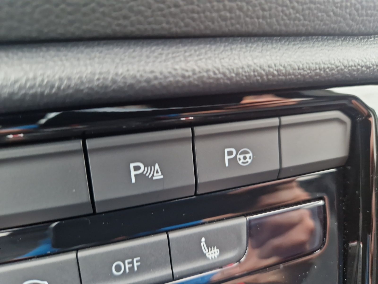 Fahrzeugabbildung Volkswagen T-Roc TSI R-Line DSG IQ.Light ACC SHZ RearView A