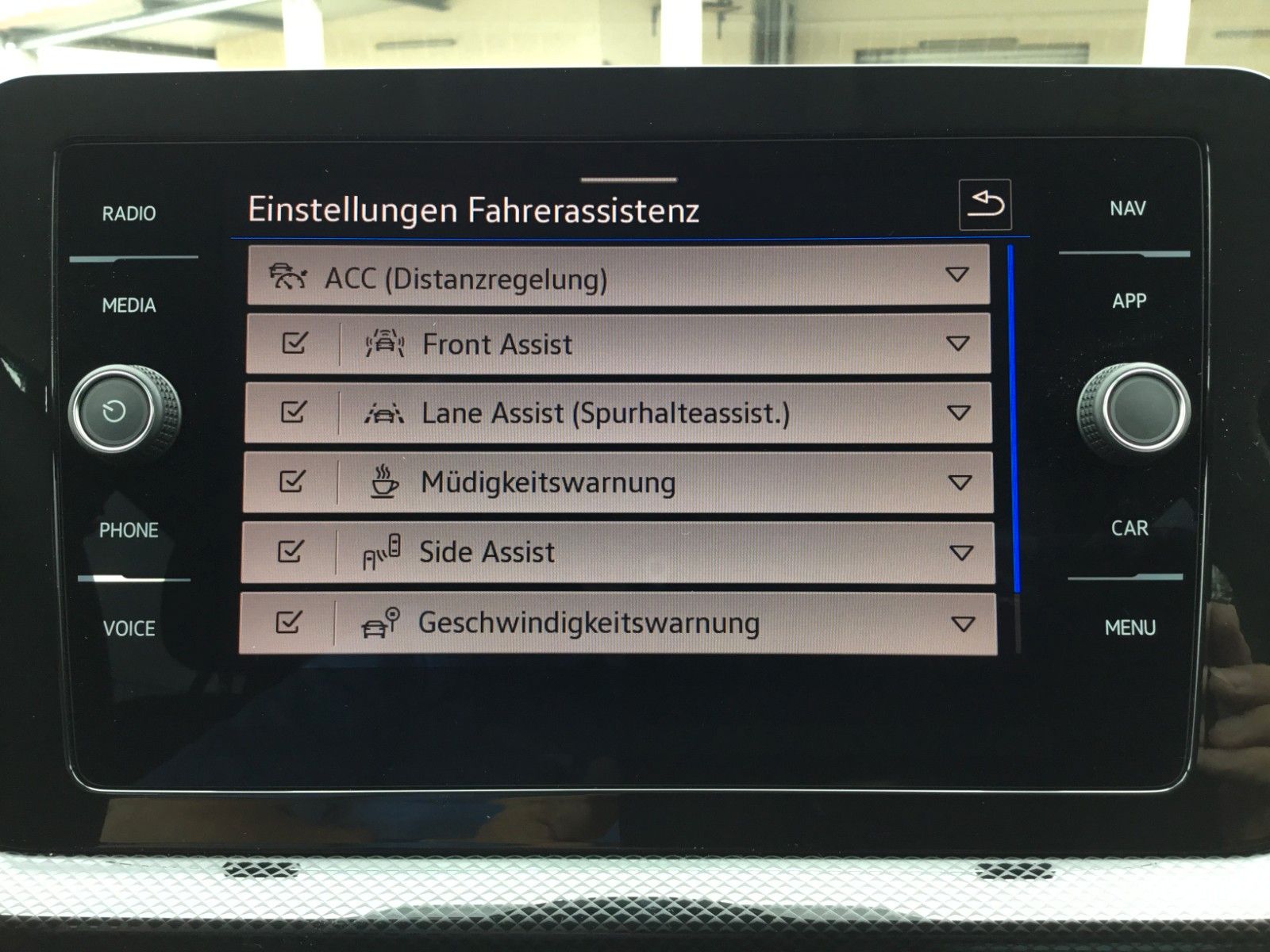 Fahrzeugabbildung Volkswagen T-Cross 1.5 TSI DSG Life+AHK+17"+LED+AppConnect