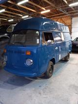 Volkswagen T2 Camper Bus - Volkswagen T2: Camper