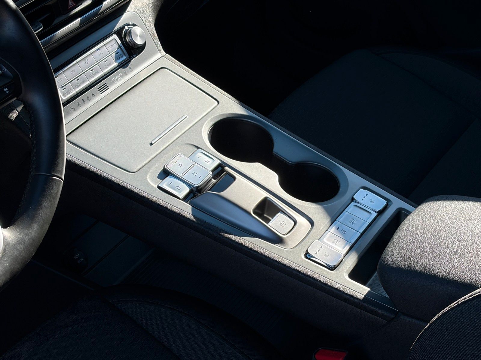 Fahrzeugabbildung Hyundai KONA E Select ACC PDC LFA LKA SHZ LHZ CarPlay