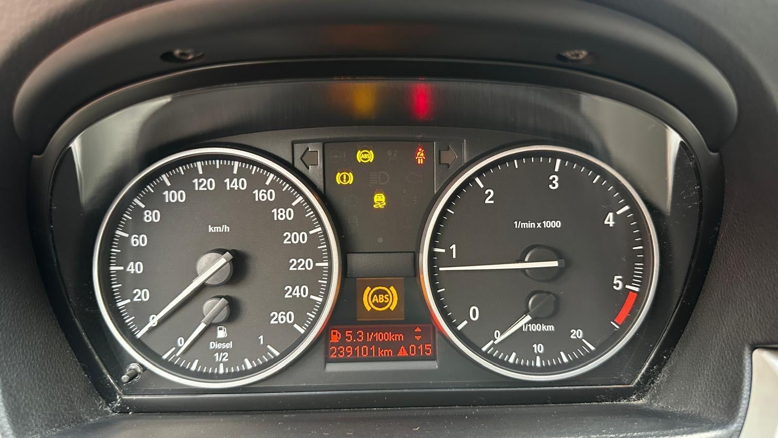 BMW 318 2011 — photo 14