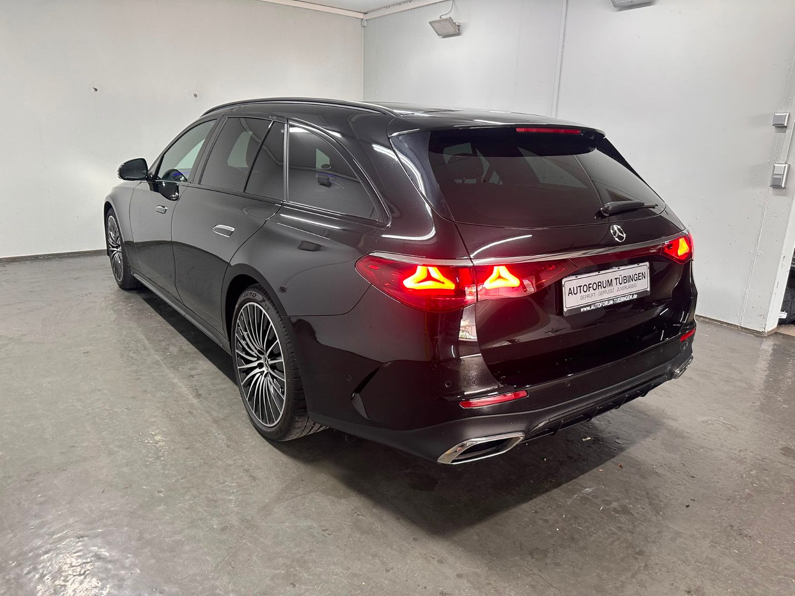 Fahrzeugabbildung Mercedes-Benz E 220 d 4MATIC T *AMG-LINE ADVANCED*PANO*KEYGO*