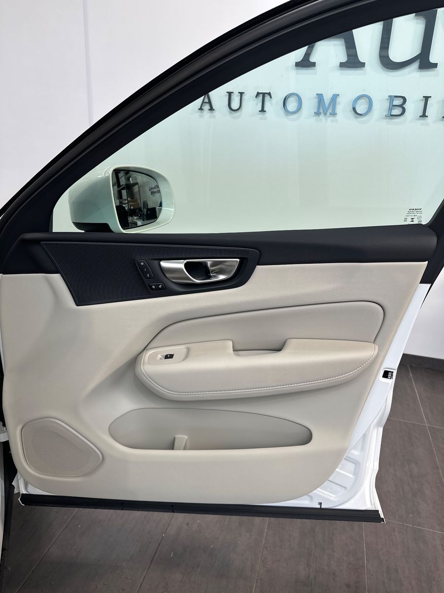 Fahrzeugabbildung Volvo XC60 T6 AWD Recharge Core NAV+LED+PANO+AHK+STHZG