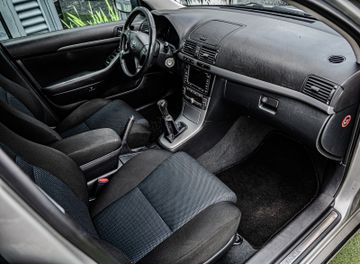 Fahrzeugabbildung Toyota Avensis Executive 1.HAND| NAVI | AHK |  TÜV NEU
