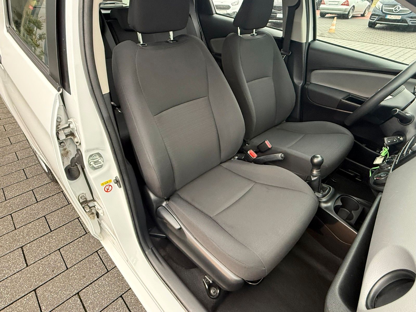 Fahrzeugabbildung Toyota Yaris Basis