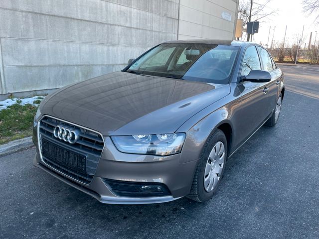 Audi A4 Lim. Attraction*Einparkhilfe PDC*6 Gang*SHD*